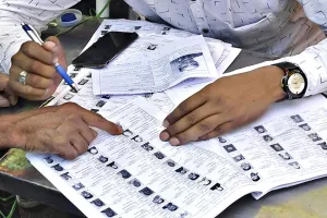 SIR-2026: जालौन के डीएम ने कालपी में किया विशेष पुनरीक्षण अभियान का निरीक्षण, दिए निर्देश 