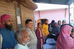 UP: मुस्लिम बाहुल्य क्षेत्रों में प्रपत्र भरवाने की बढ़ी रफ्तार...बीएलओ से मतदाता कर रहे संपर्क
