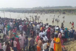 Rampur: जिले में 19 घाटों पर 1.16 लाख लोगों लगाई डुबकी, भारी सुरक्षा के बीच पहुंचे श्रद्धालु