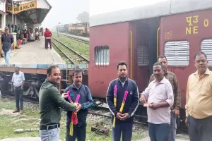 UP: मैलानी-नानपारा के बीच चार माह बाद गूंजी ट्रेन की सीटी, यात्रियों में उत्साह