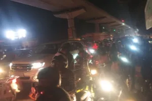   कानपुर रोड पर भीषण जाम से चरमराई यातायात व्यवस्था: VVIP मूवमेंट के चलते जाम में फंसी कई एंबुलेंस, 2 किमी तक लगी कतारें