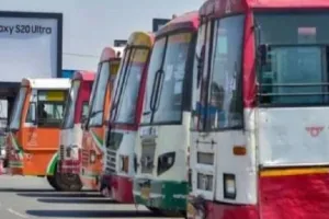 सर्दी में भी रहेगी अनुबंधित बसों की बेढंगी चाल... टूटे फ्रंट शीशे, बोतल के सहारे बंधा मिला साइड मिरर 