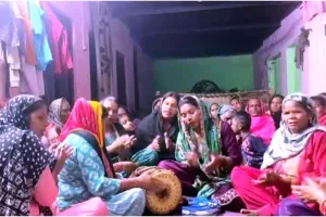 हमारी गुलाबी चुनरिया, हमें लागी नजरिया...