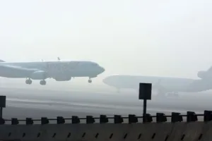 लखनऊ एयरपोर्ट पर घने कोहरे के चलते हवाई यातायात प्रभावित, कई उड़ाने घंटों लेट