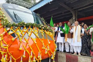 दुल्हन सी सजकर पहुंची वंदे भारत... हुआ जोरदार स्वागत, चित्रकूटधाम स्टेशन पर जनप्रतिनिधियों ने दिखाई हरी झंडी