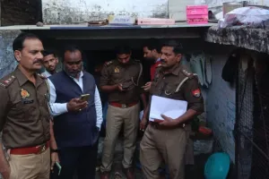   बाराबंकी में किशोर ने लगाई फांसी:  पुलिस ने जांच के दिए आदेश,  बेटे का जीवन वापस मांगने बदहवास मां पहुंची  महदेवा मंदिर 