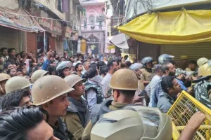   वाराणसी में दालमंडी सड़क चौड़ीकरण के विरोध में आये स्थानीय महिलाएं और पुरुष, मुकदमा दर्ज; हंगामे के बीच लौटे अधिकारी 