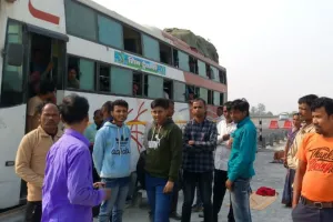  पूर्वांचल एक्सप्रेसवे पर खराब हुई प्राइवेट बस:  12 घंटे तक भूख-प्यास से बेहाल रहे यात्री, लापरवाही पर यात्रियों ने जताई नाराजगी 