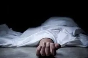  आगरा में महिला की फावड़े से हत्या : नौकर गिरफ्तार, हत्या के कारणों का नहीं चल सका पता 