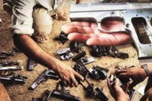  मौज मस्ती के लिए बेचते थे अवैध हथियार...  पुलिस ने किया गिरफ्तार; पिस्तौल, देसी तमंचे समेत कैश बरामद 