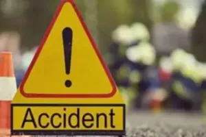  एटा में कार की चपेट में आने से किसान की मौत: खाद लेकर पैदल घर लौट रहे थे; ग्रामीणों ने रास्ता जाम कर जताया विरोध 