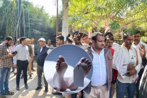 गोंडा मेडिकल कालेज के मोर्चरी में रखे शव की आंख गायब:  परिजनों ने जमकर कटा बवाल, मामले की जांच जारी  