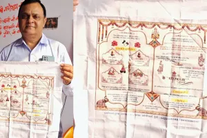 पर्यावरण बचाने का अनोखा तरीका: बाराबंकी के झोलामैन बने प्रेरणास्रोत, कागज की जगह कपड़े पर लिखा हुआ न्योता काटकर खींचा ध्यान 