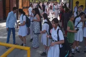    दिल्ली में चाणक्यपुरी के तीन प्राइवेट स्कूलों को मिली बम की धमकी... तलाशी अभियान जारी, ईमेल से मचा हड़कंप   