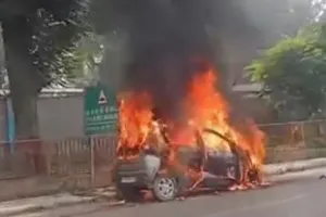   प्रयागराज-कानपुर हाइवे पर कार में लगी आग: मौके पर पहुंची दमकल विभाग, आग पर पाया काबू 