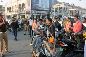  हाथ उठाकर बोले सॉरी, बिना हेल्मेट गाड़ी नहीं चलाएंगे...यातायात माह के दौरान ट्रैफिक का अभियान 