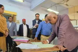 परिसर में गंदगी, शीशे टूटे...  कार्यालय का औचक निरीक्षण कर भड़के DM, 6 अनुपस्थित कर्मचारियों के वेतन काटें 