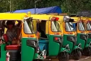  अवैध वसूली के विरोध में ऑटो लोडर चालकों का प्रदर्शन:  परिवहन मंत्री का आवास घेरने पहुंचे, बोले आत्मदाह करेगें 