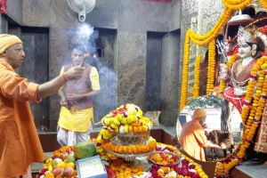 देवीपाटन मंदिर में CM योगी ने की मां पाटेश्वरी की आराधना, गायों को खिलाया चना और गुड़