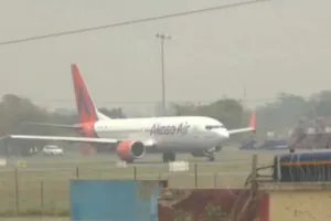 वाराणसी एयरपोर्ट पर वापस लौटा मुंबई जा रहा विमान:  इमरजेंसी गेट खोलने की कोशिश, पुलिस हिरासत में यात्री 