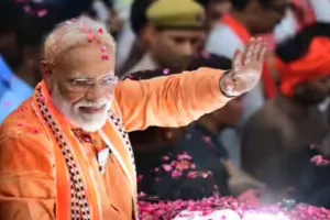 पीएम मोदी का वाराणसी दौरा :  बनारस स्टेशन को देंगे वंदेभारत एक्सप्रेस ट्रेन की सौगात, भव्य स्वागत में जुटी भाजपा 
