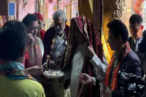 बरसाना के माताजी गौशाला परिसर पहुंचे नितिन गडकरी, मथुरा में राधारानी की चौखट पर सिर रखकर लिया आशीर्वाद 