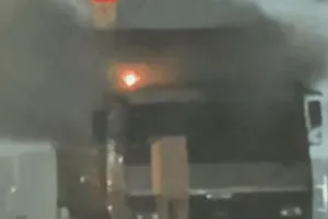   प्रयागराज :  हनुमानगंज बाजार में सीएनजी गैस लीक, वाराणसी जा रही DCM के कास्केड सिस्टम में आई खराबी के चलते रिसाव 