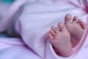  Kushinagar Medical College से नवजात शिशु गायब: परिवार ने नर्स पर आरोप लगाकर किया हंगामा, पुलिस ने शुरू की जांच 