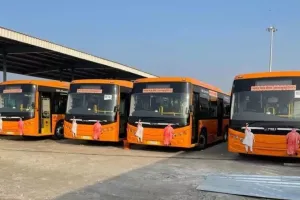 लखनऊ में इलेक्ट्रिक बसों में कम दूरी के यात्रियों को मिली राहत, पहले चार Km का किराया 12 से हुआ 10