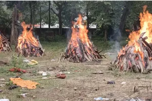 बाराबंकी में एक साथ जलीं परिवार की 4 चिताएं... भीषण सड़क हादसे ने ली जान, शव देखकर बेसुध हुई महिलाएं 