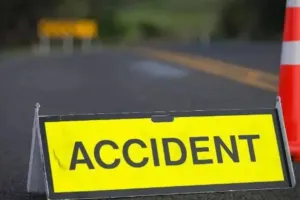  ग्रेटर नोएडा में कार दीवार से टकराकर कर पलटी:  चालक की मौत, पुलिस ने क्रेन की मदद से दबे व्यक्ति को निकला बाहर 