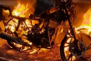 जौनपुर में जब धु धु कर जलने लगी बाइक... झुलस गया युवक, अस्पताल में भर्ती दोस्त की हालात गंभीर  