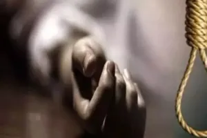  रायबरेली में पत्नी की हत्या कर खुद फांसी लगाकर दी जान:  मामूली बात को लेकर हुआ था विवाद, बंद कमरे में मिला दंपत्ति का शव 