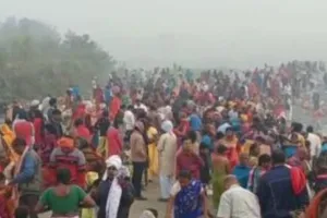 Kartik Purnima 2025:  महराजगंज में श्रद्धा का सैलाब, छोटी गंडक के पवित्र जल में डुबकी लगाकर भगवान भास्कर को किया नमस्कार 