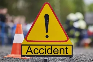 गोंडा में तेज रफ्तार का कहर... ट्राली से टकराई नाबालिगों की बाइक, एक की मौत, दो की हालत गंभीर 