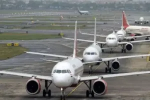 लखनऊ एयरपोर्ट पर 45 से अधिक उड़ानें प्रभावित:   टर्मिनल पर फंसे रहे सैकड़ों यात्री, नाराज यात्रियों ने किया हंगामा  