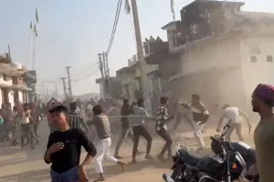 Bareilly : कूड़ा डालने के विवाद में हुआ पथराव...जमकर चले लाठी डंडे, वीडियो वायरल