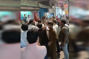 Pilibhit: पान की दुकान में बाइक टकराने पर विवाद, सांप्रदायिक रंग देने की कोशिश