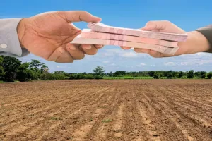 Bareilly: आवास विकास को भौतिक कब्जा देने के बाद कई किसानों ने बेच दी जमीन