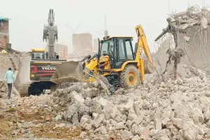 बाराबंकी : महादेवा में दूसरे दिन भी गरजा बुलडोजर, करोड़ों की अवैध दुकानें-मकान जमींदोज