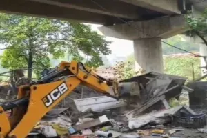 रेलवे का चला बुलडोजर : 20 से अधिक दुकानें और झोपड़ियां जमींदोज