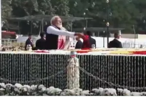 PM Narendra Modi : शहीद स्मारक पहुंचे पीएम मोदी, असम आंदोलन के शहीदों को दी श्रद्धांजलि