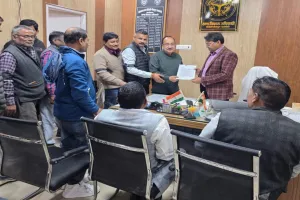 बाराबंकी : ऑनलाइन हाजिरी के खिलाफ सचिवों का विरोध प्रदर्शन जारी