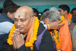 वाराणसी : तमिलनाडु से आया तीसरा दल,  डमरू वादन और पुष्पवर्षा से हुआ भव्य स्वागत 