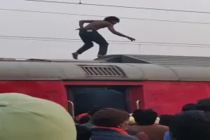 प्रतापगढ़ : चलती ट्रेन की बोगी के उपर चढ़ा युवक, विद्युत आपूर्ति रोक कर रेलवे ने बचाई जान