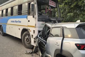 गोंडा में रफ्तार का कहर: ओवरटेकिंग में बस से टकरायी कार, 3 लोगों की मौत, 2 की हालत गंभीर