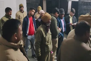 पीलीभीत : वाहन की टक्कर से बाइक सवार दो लोगों की मौत, CCTV खंगाल रही पुलिस 