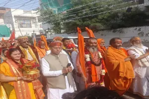 कानपुर: कलश यात्रा में भजनों पर झूम उठे श्रद्धालु, बोले शंकराचार्य- स्वदेशी अपनाएं और बेटियों को सशक्त बनाएं