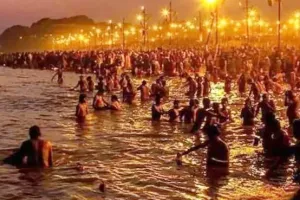 प्रयागराज : भूमि आवंटन से नाराज साधु-संतों ने मेला प्राधिकरण के गेट पर दिया धरना, लगाया यह आरोप