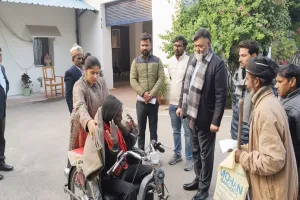 Gonda News: ट्राई साइकिल और अन्त्योदय राशन कार्ड मिला तो खिल उठा घिसई का चेहरा 